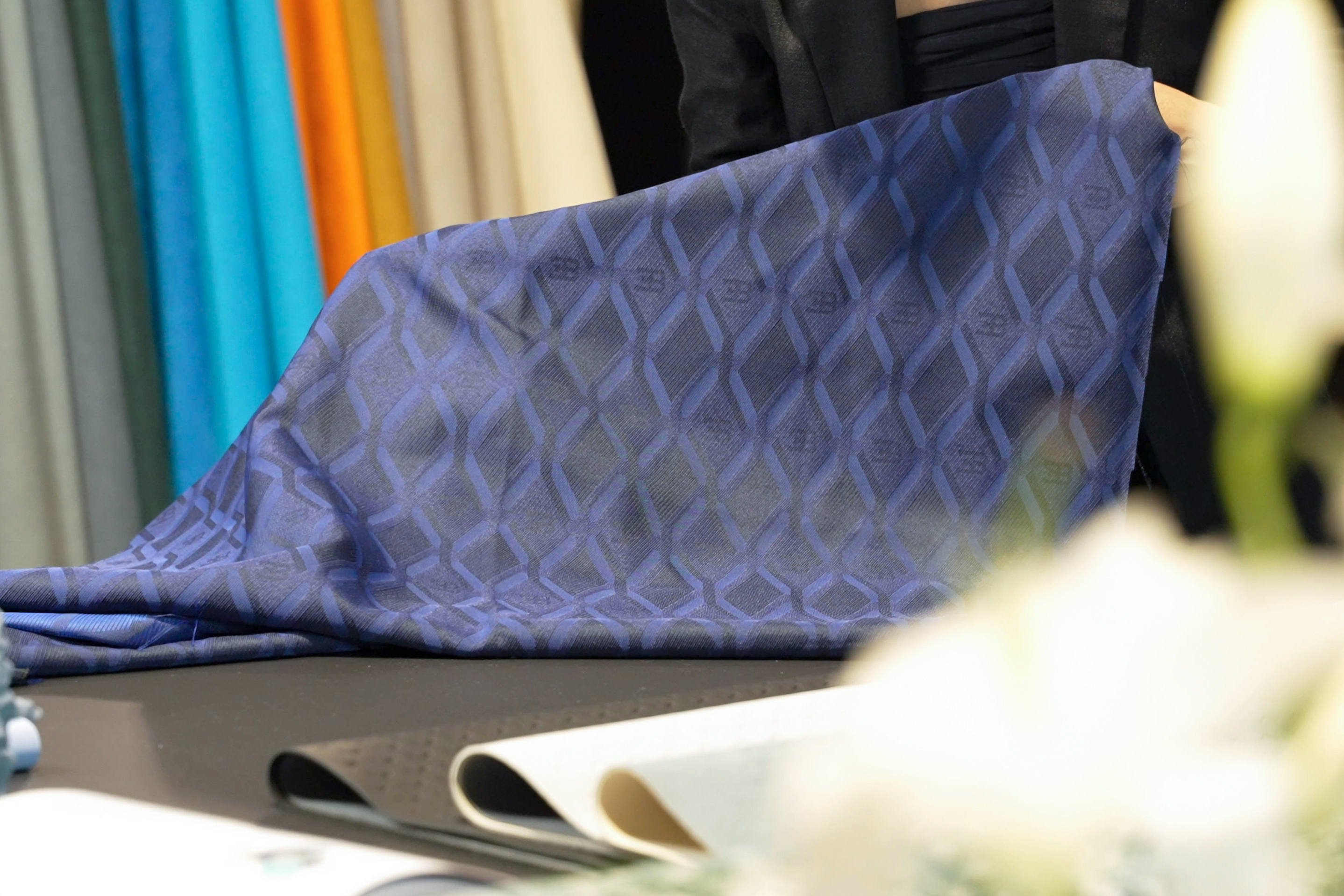 Das CMF-Team hat auch einen charakteristischen Bugatti-Stoff in vier verschiedenen Farben entwickelt, in dessen Webmuster das EB-Monogramm dezent eingearbeitet ist.